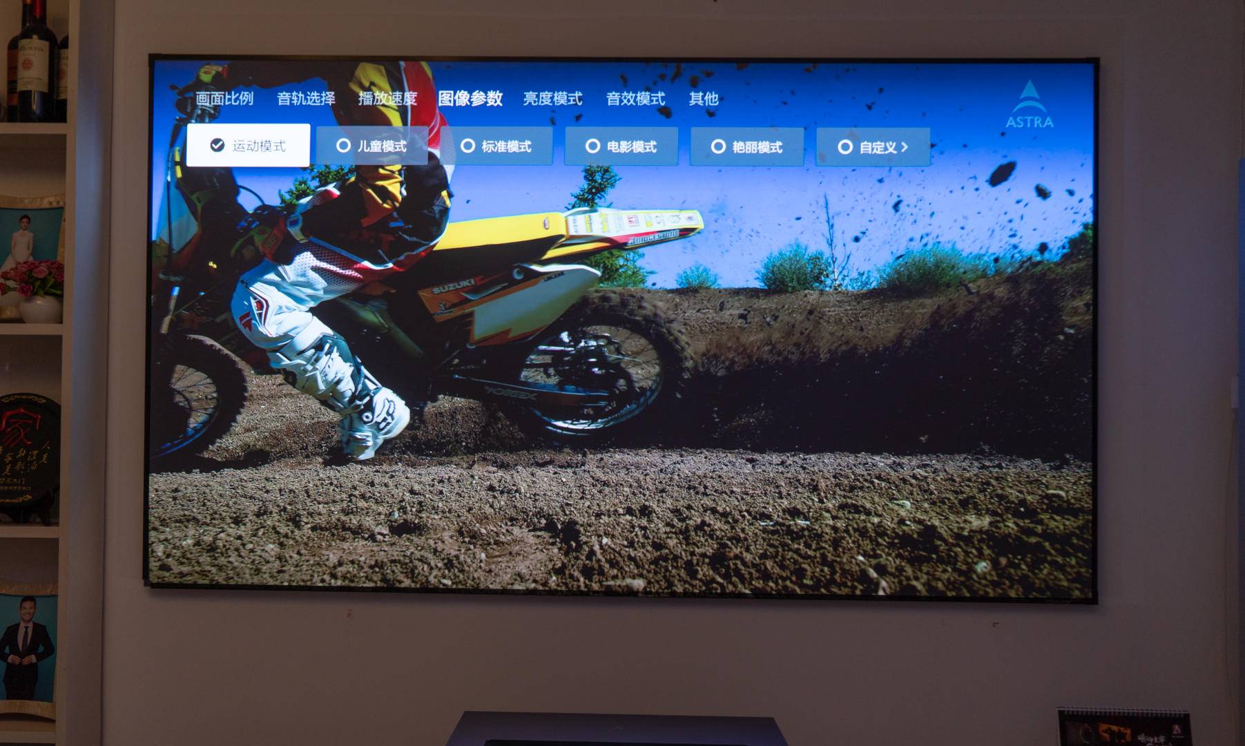 100英寸激光电视机测评,激光电视80寸和100寸差多少