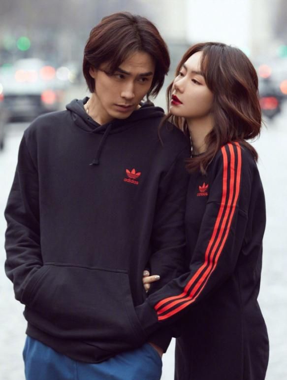 戚薇夫妇甜蜜视频,戚薇穿搭运动鞋