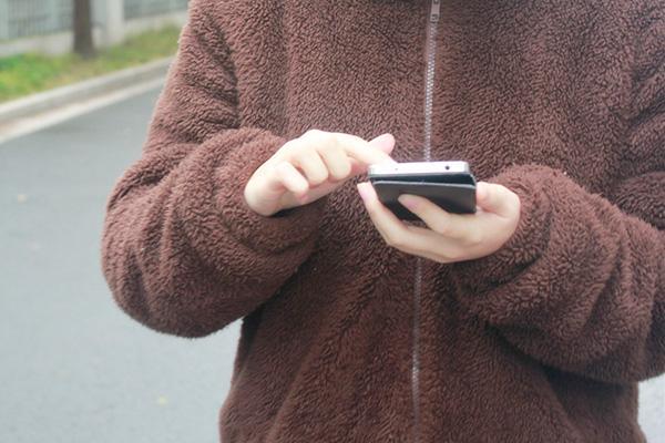 经常关灯熬夜玩手机会导致色弱吗,经常关灯玩手机的人后来怎么样了