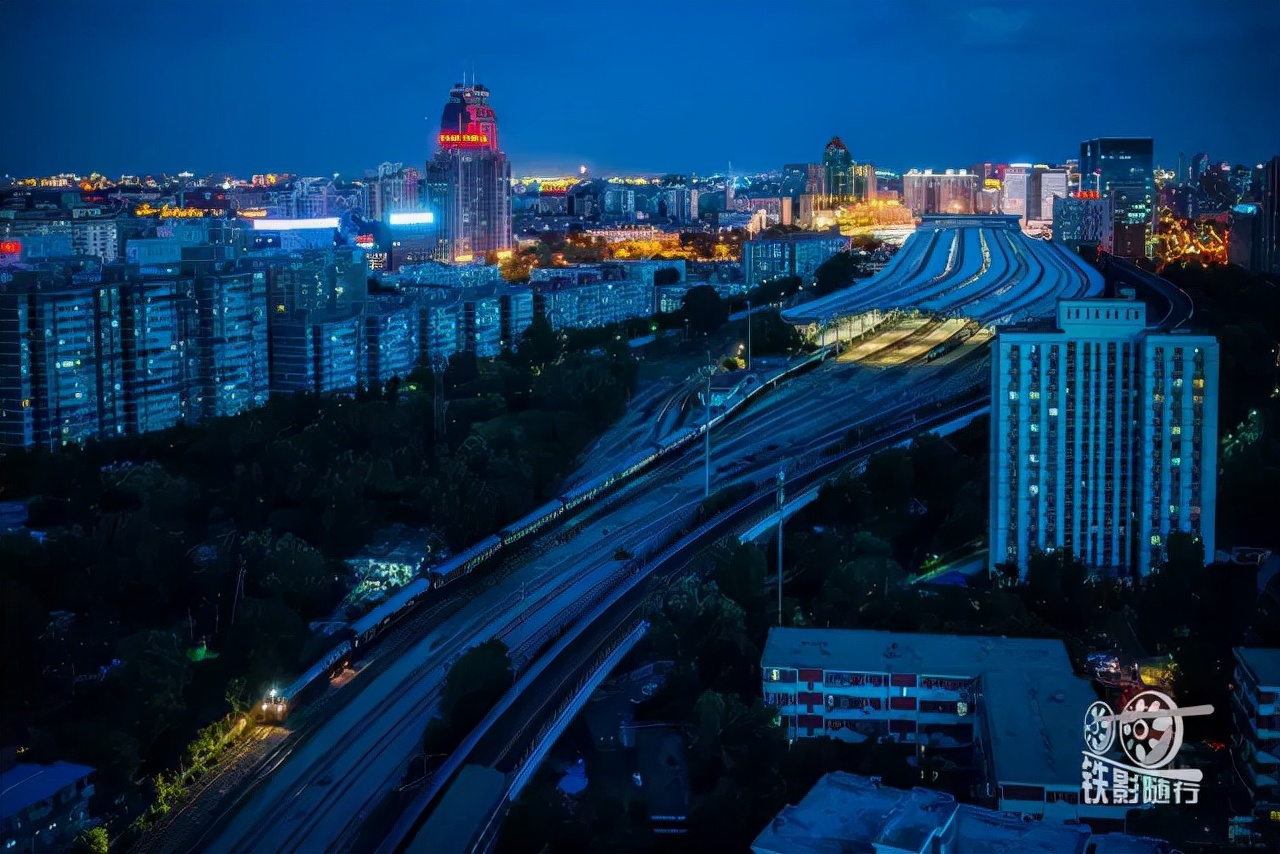 火车来了行人车辆请注意安全,行人车辆请注意火车就要来了