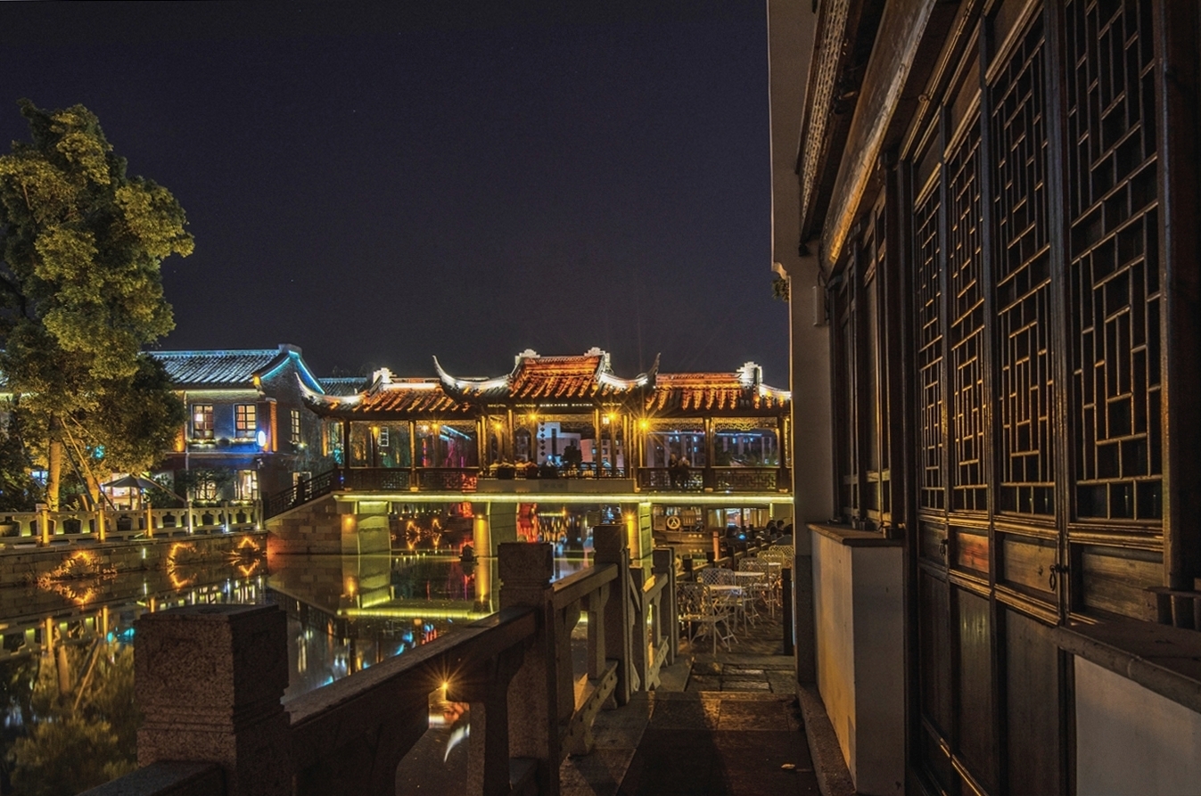 此处早期因湖蚕丝富甲一方，被称为丝绸之府，有700年历史