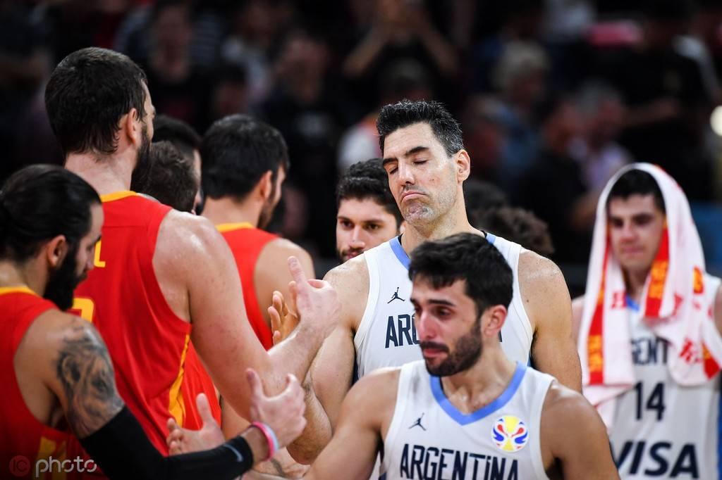 为什么足球总是踢得很高,足球为什么比篮球难