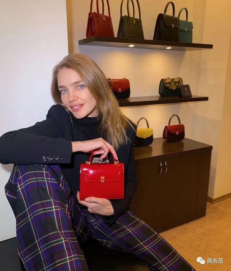 英国女王拿过的包包,英国伊丽莎白女王二世包包