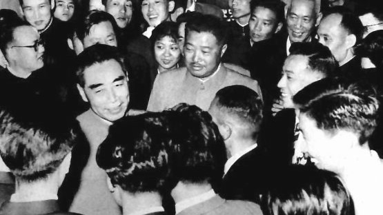 敬爱的周总理两次握手,高尚的情商和智慧,让数亿人敬仰