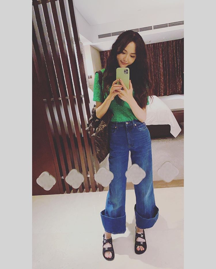 唐嫣晒家中内景照，穿名牌对镜头玩自拍，家装风格走传统路线