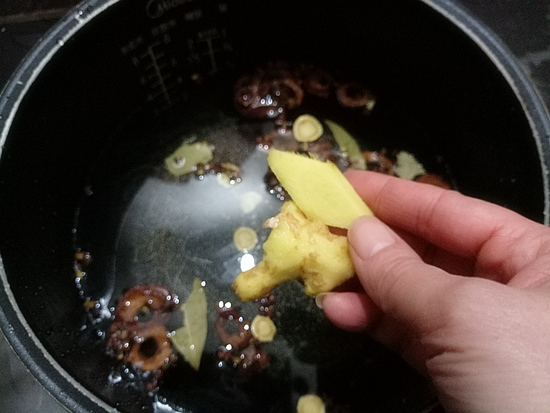 老师傅教你卤牛肉，掌握3招，牛肉不散不干，筋道弹牙，百吃不厌