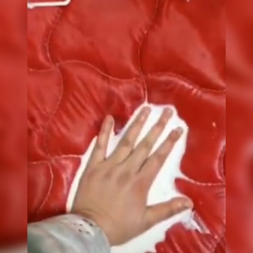 熊孩子一声不吭来“犯案”，奢侈喂床“喝牛奶”，想把孩子退货