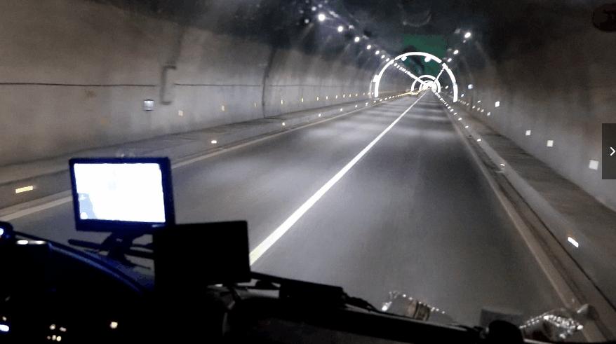 两车相撞一车头严重损毁,两车相撞损毁严重现场一片狼藉