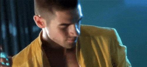 男人身上最让女人喜欢的是什么,男人最让女人难以抵抗的行为