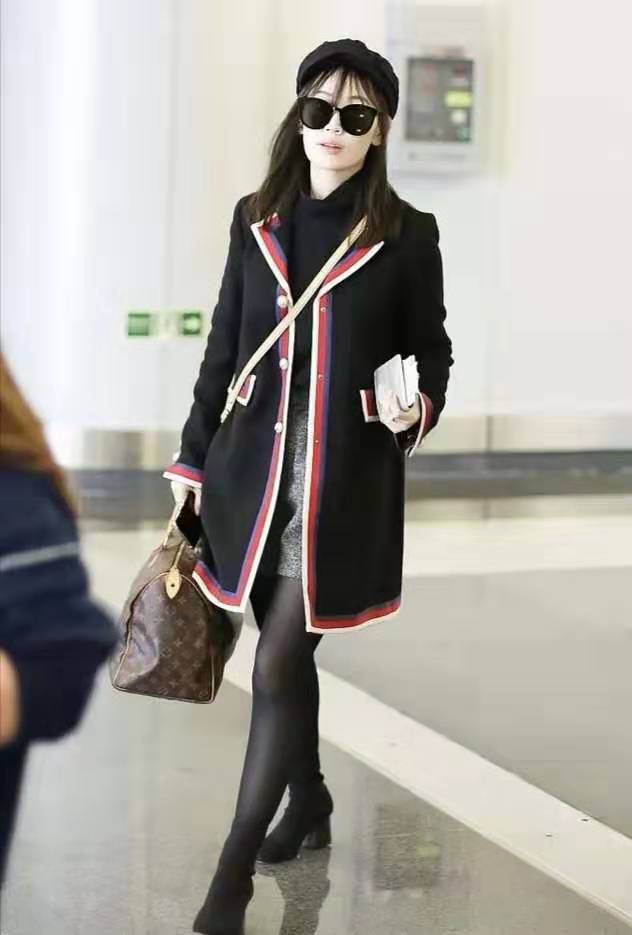 马蓉穿廉价裙子现身,马蓉穿的名牌格子衣服