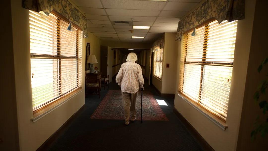 66岁的美国老人，临死前只能向智能音响求救