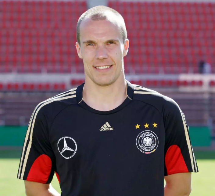 足球从未高于生命ppt,足球从未放弃一直在路上