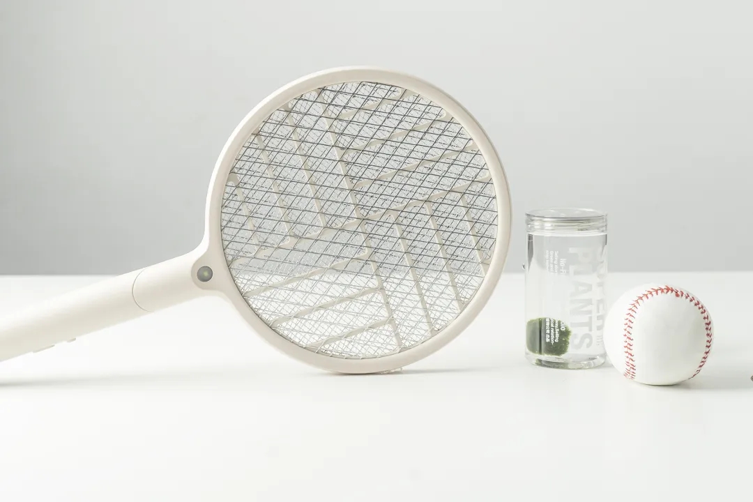 烦人的蚊子被自动引诱过来，“啪啪啪”轻松捕杀，这杀器太爽了！