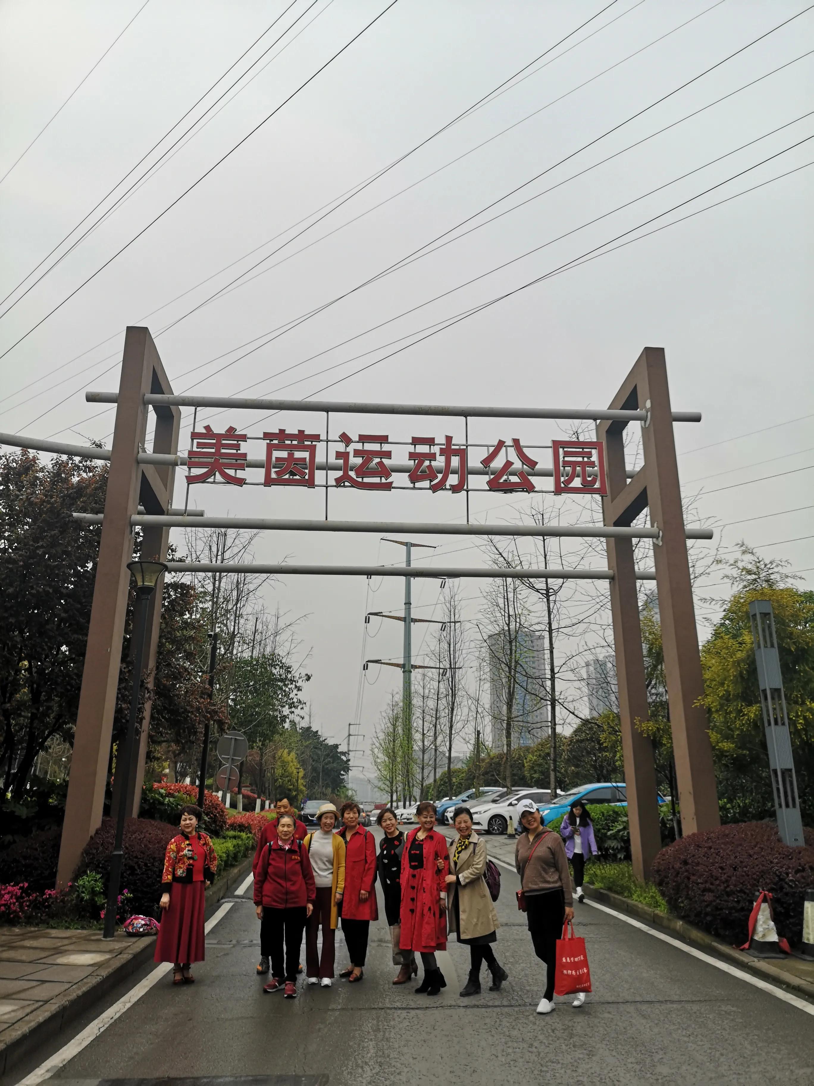 春游和姐妹踏青,春游踏青姐妹拍照