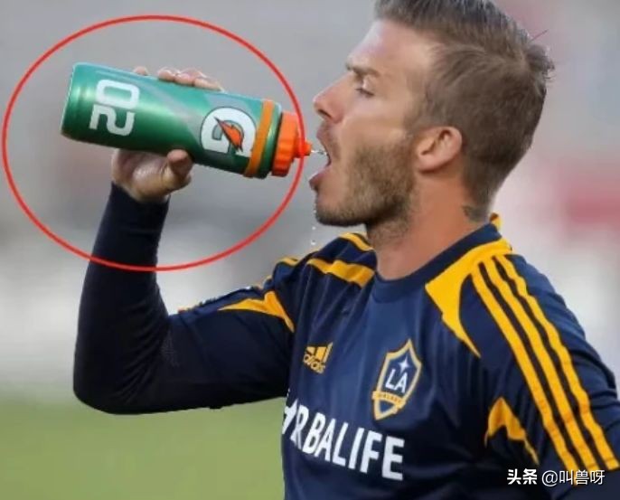 足球运动员喝的什么运动饮料,足球运动员为什么喝一口吐一口