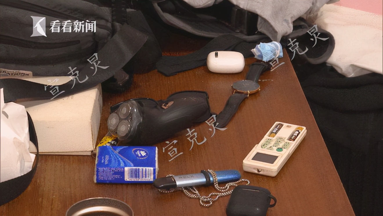 外卖小哥雨夜拔充电器触电后被救,外卖员积水处拔电瓶插头触电身亡