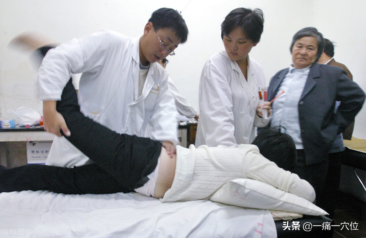 颈椎突出,手胀了怎么办?教你中医几个穴位调理,早看早受益