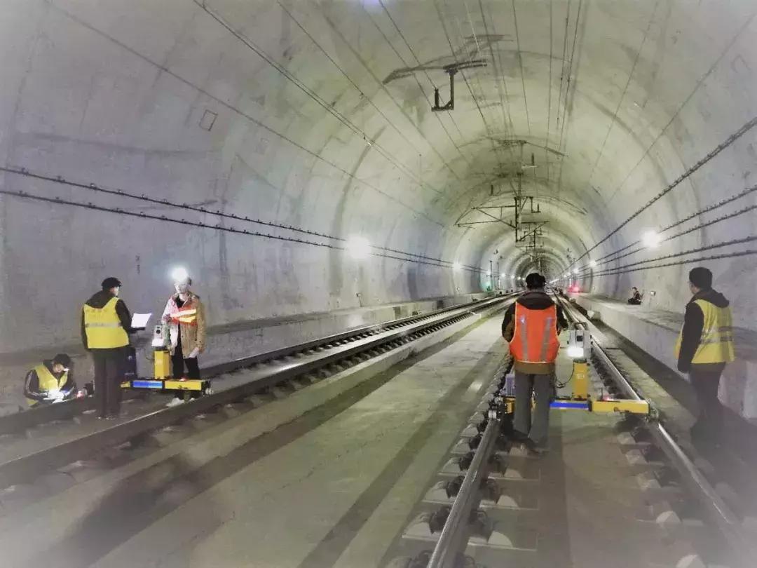 大半夜的“睁一只眼闭一只眼”，这些人在干嘛？