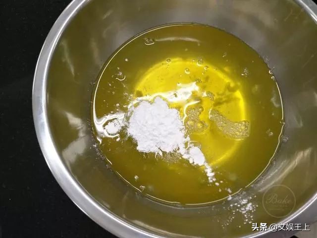 不用出门自己在家做蛋糕,不能出门就自己做了一个蛋糕