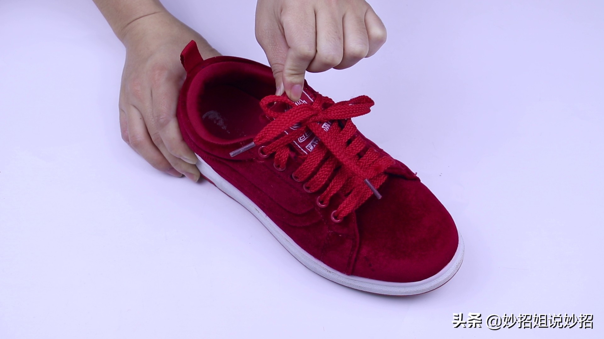 穿鞋鞋舌老是往旁边歪怎么办,鞋舌总跑偏怎么解决有鞋扣的