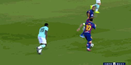 梅西眼里只有球,梅西的眼里看着足球可爱一面