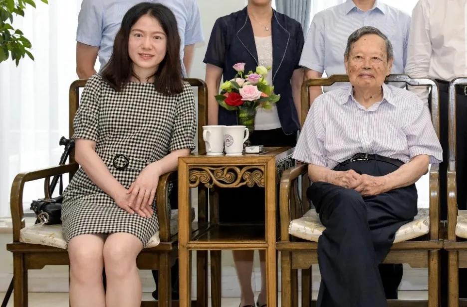 杨振宁对翁帆改嫁的事情怎么看呢,翁帆嫁给大自己54岁的杨振宁原因