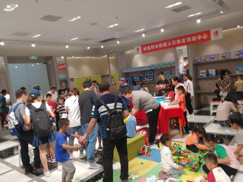 “童心献礼巢向未来”主题活动在蜂巢购物中心举办