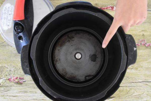 电饭锅米饭粘锅怎么清洗,电饭锅粘锅了怎么清除最快