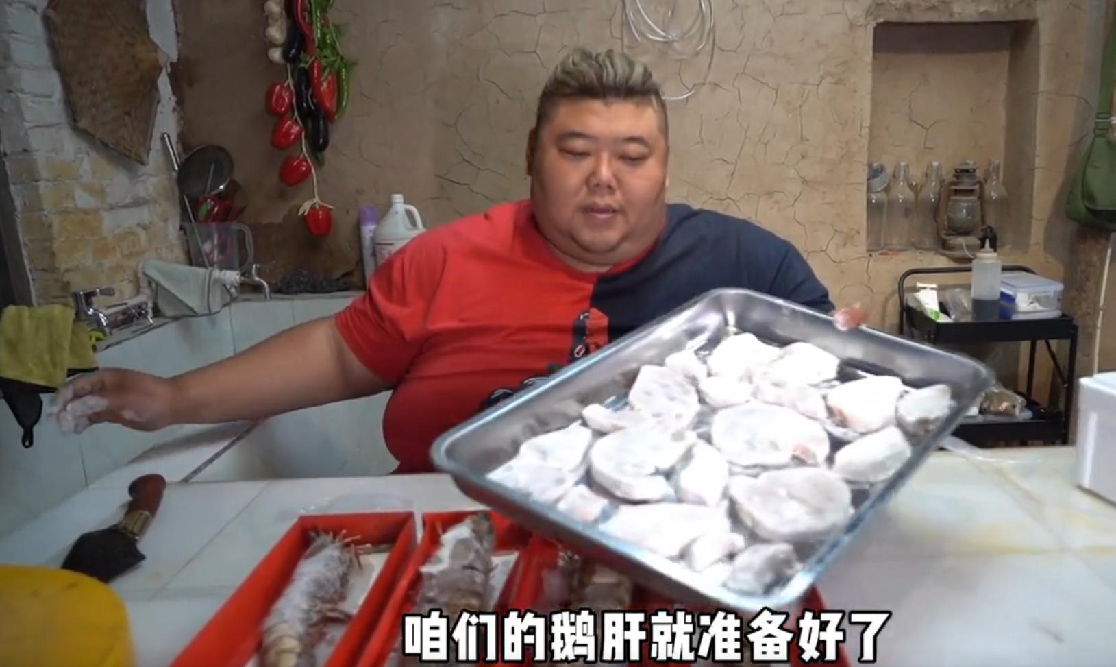 胖猴仔吃西红柿炖牛排,胖猴仔吃炖牛排