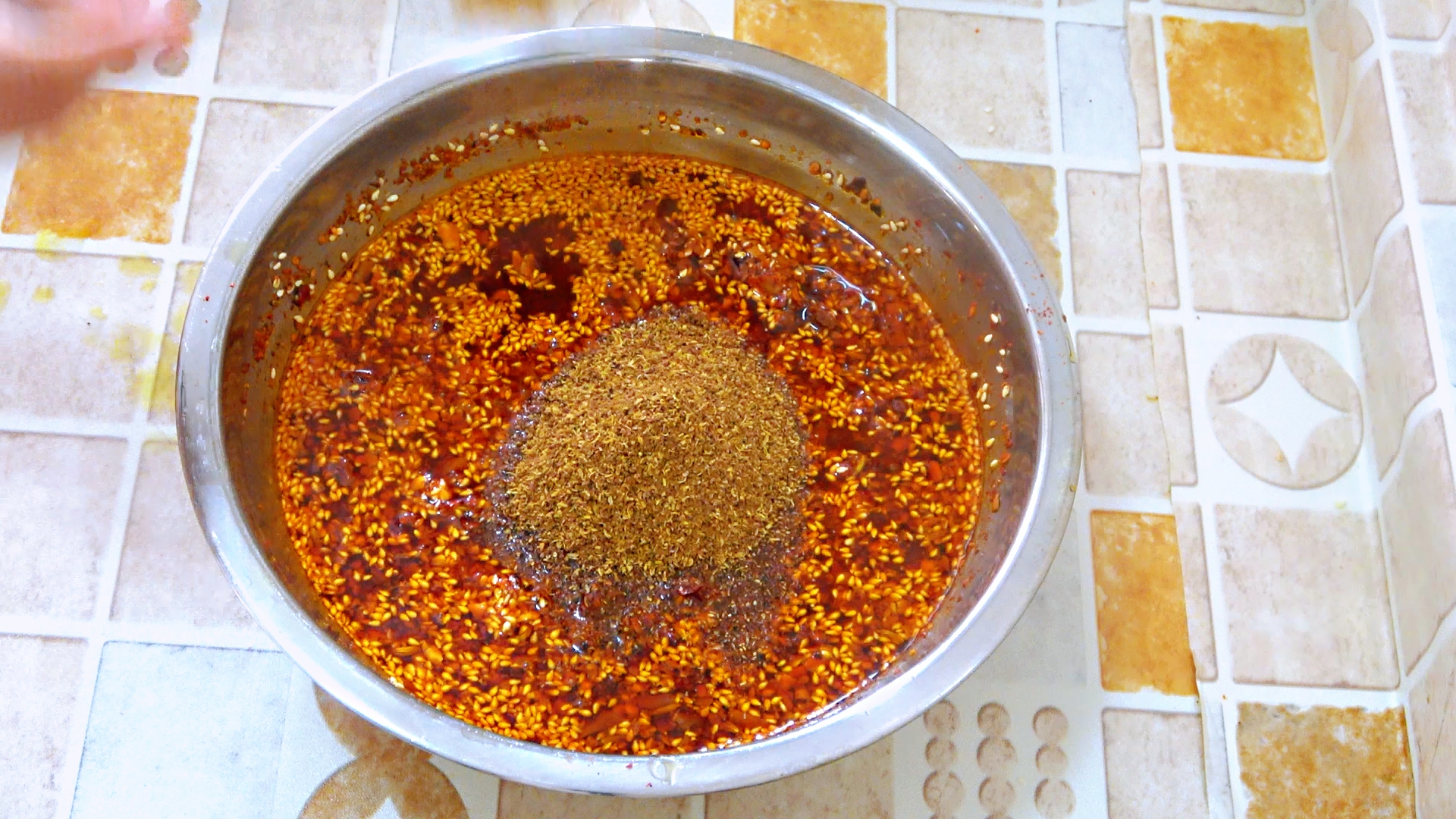 老师傅炼四川辣椒油又香又辣,开店四川凉拌菜辣椒油的制作方法