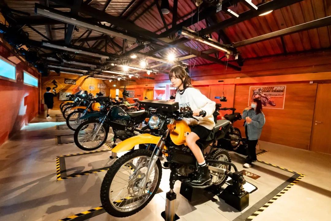 日夜不同科技感，春节潮玩创新方