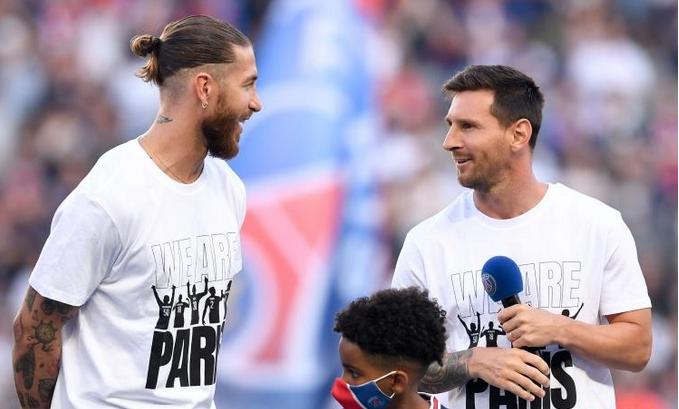 梅西拉莫斯相拥,拉莫斯逗梅西