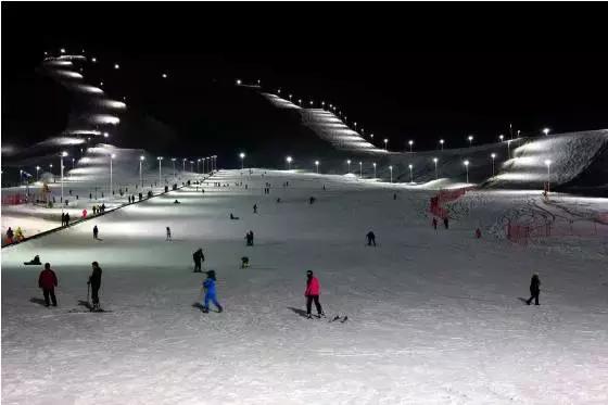 梦都美滑雪场全面升级！11月23日开板首滑！快办张年卡免费滑雪去！