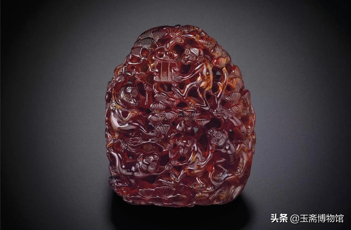 清乾隆时期琥珀蜜蜡雕刻摆件 (乾隆时期的琥珀鼻烟壶价值多少钱)