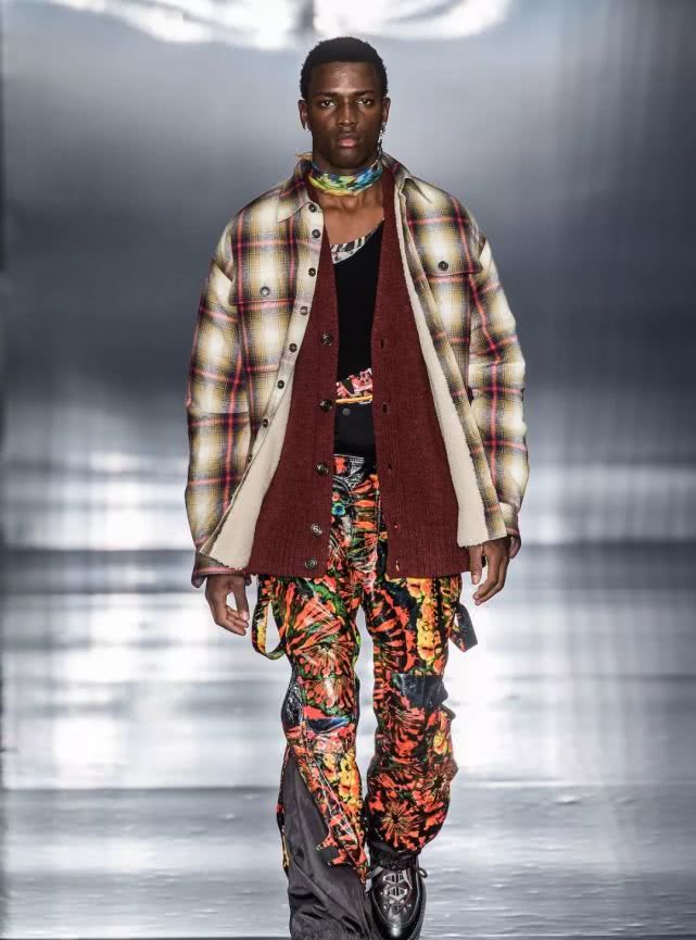 把裤子穿在肚脐上面会怎么样,把裤子扎进腰里的穿搭