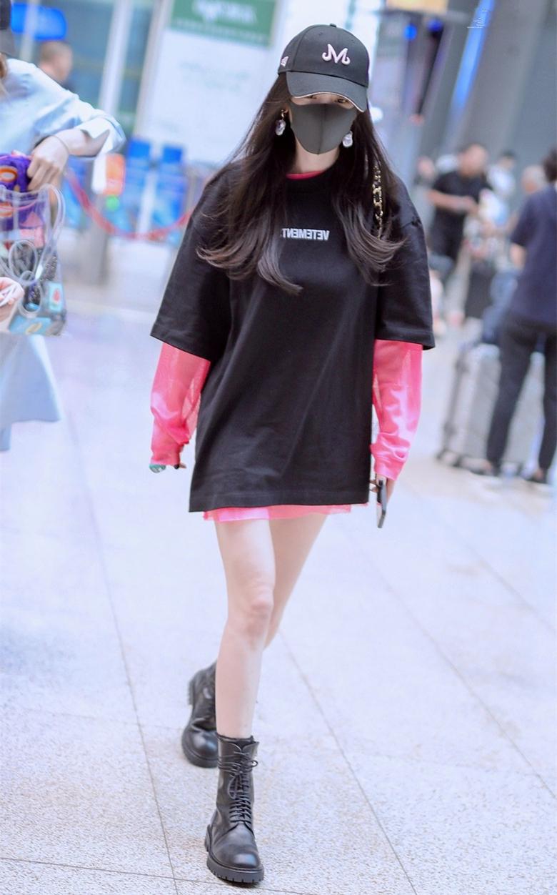 解锁T恤新穿法，杨幂、戚薇、杨紫早就这么搭配了，防晒又时尚