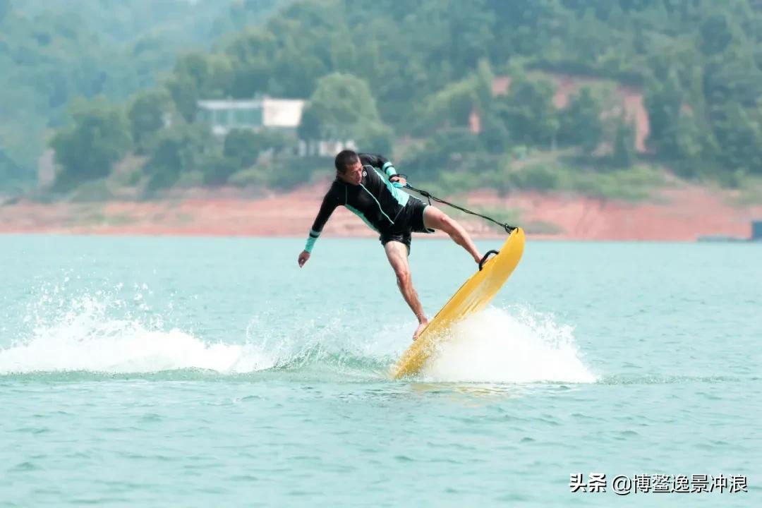 在海边怎么用冲浪板玩轻功水上漂,轻功电动冲浪板