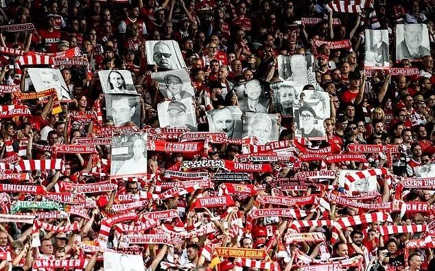 球迷举着去世球迷相片助威并靠球迷*血卖**生存的黑马