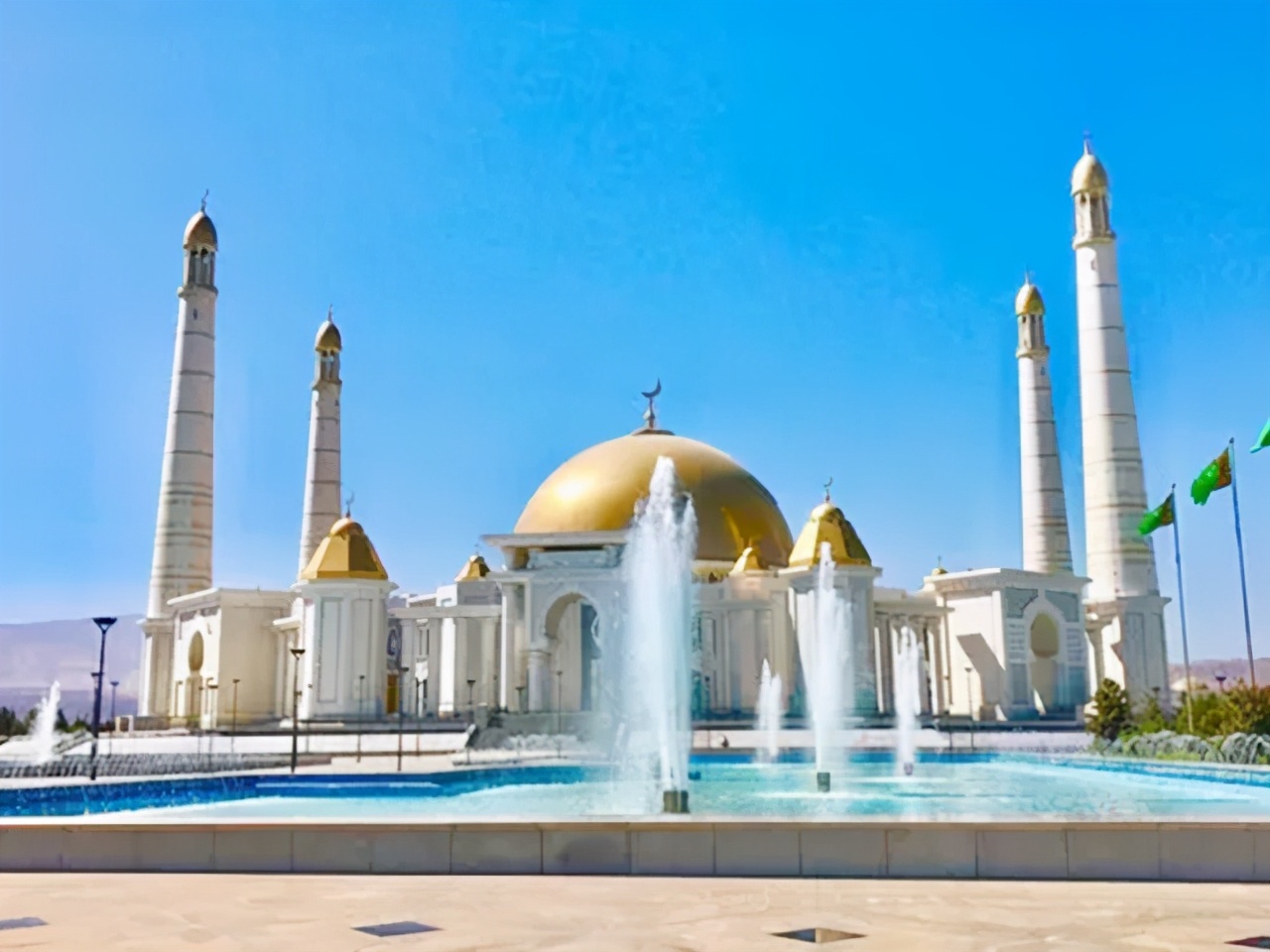 亚洲唯一的一个永久中立国，不用交水电费，汽油每升一毛钱左右