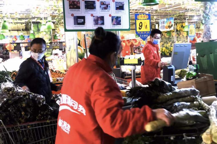 疫情下的超市:大润发订单量激增,人手不够的时候司机也要上