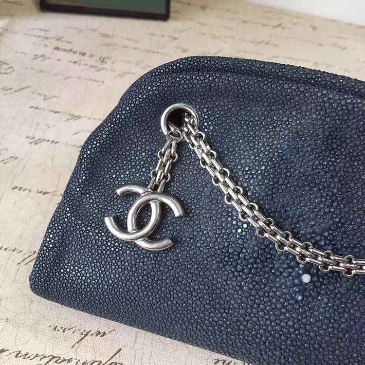 珍珠鱼鱼皮磨皮方法,珍珠鱼皮的颜色是染色还是天然