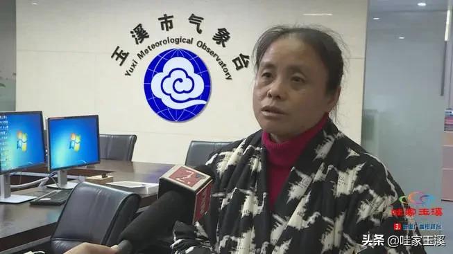 天气变冷了又到了冻手冻脚的季节,天气一下就变冷了开始冻手冻脚了