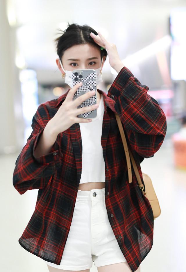 宋祖儿粉色针织配粉色缎面工装裤,宋祖儿披肩花边