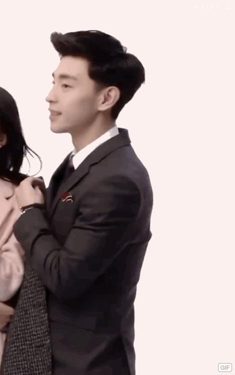 当邓伦发下誓言之后，节目中本色出演女孩状态，娇羞模样惹人发笑