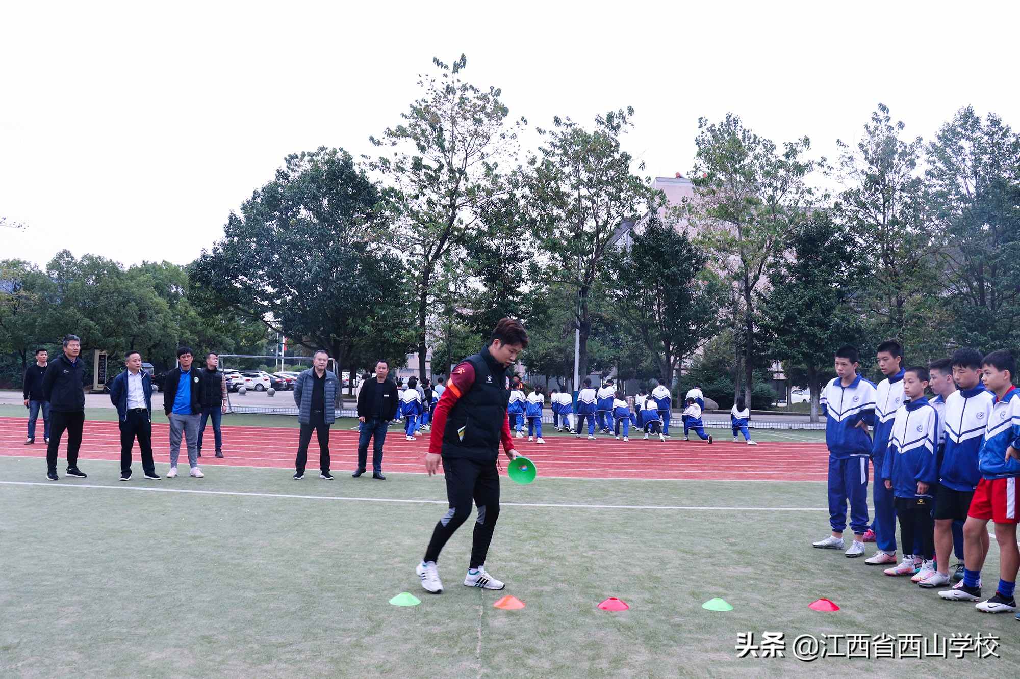 南昌市足球协会主席陶武胜一行莅临我校指导工作