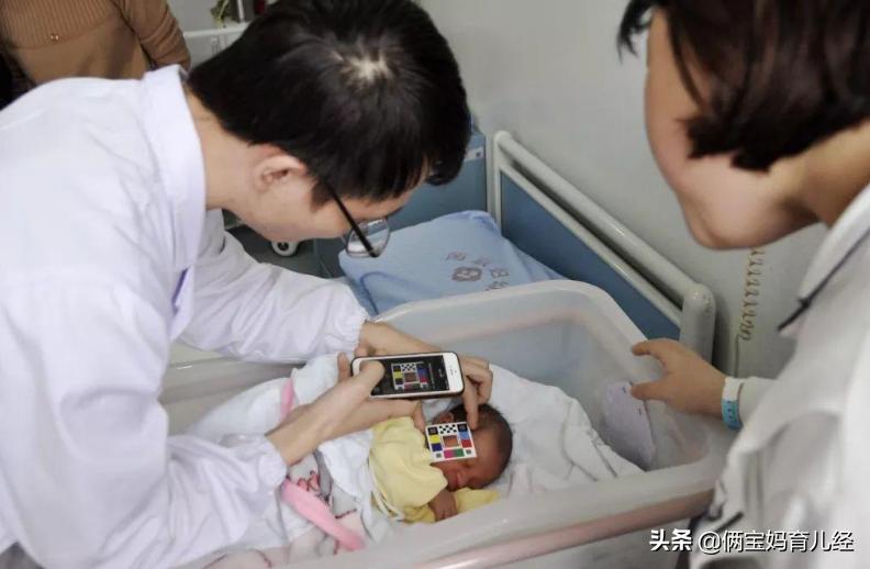 医院照蓝光孩子遭罪吗,小婴儿照蓝光有多可怜