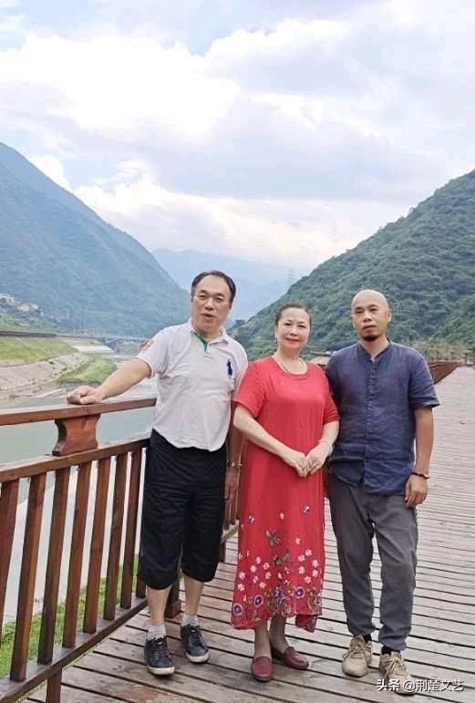 武汉老知青″探访无夏之都″湖北兴山县原野小镇