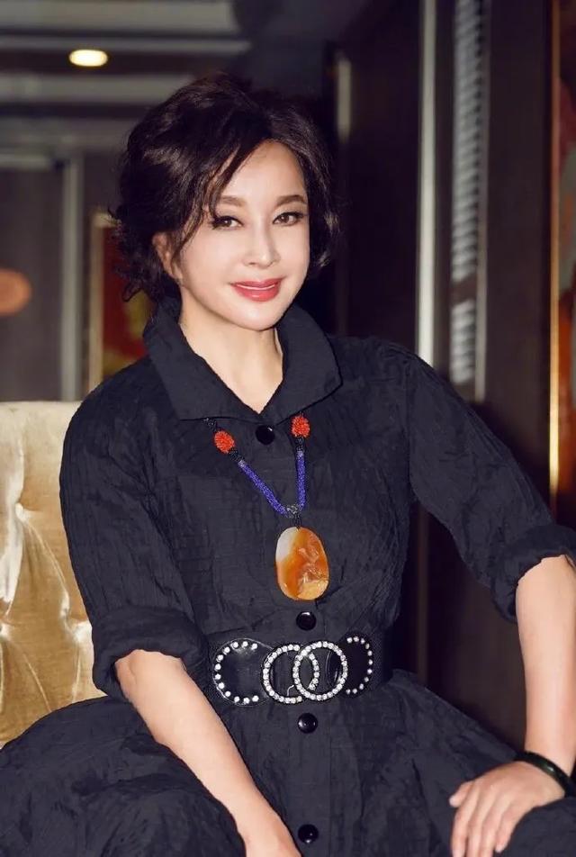 刘晓庆为他离婚，掏空家产只为他的导演梦，为何姜文最终娶了周韵