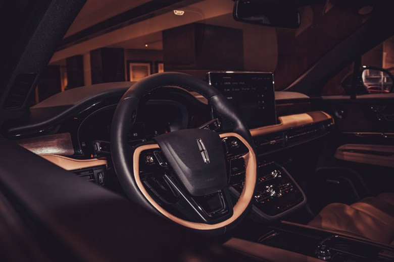 这款suv空间宽敞动力足你喜欢吗,这款豪华suv操控不输宝马