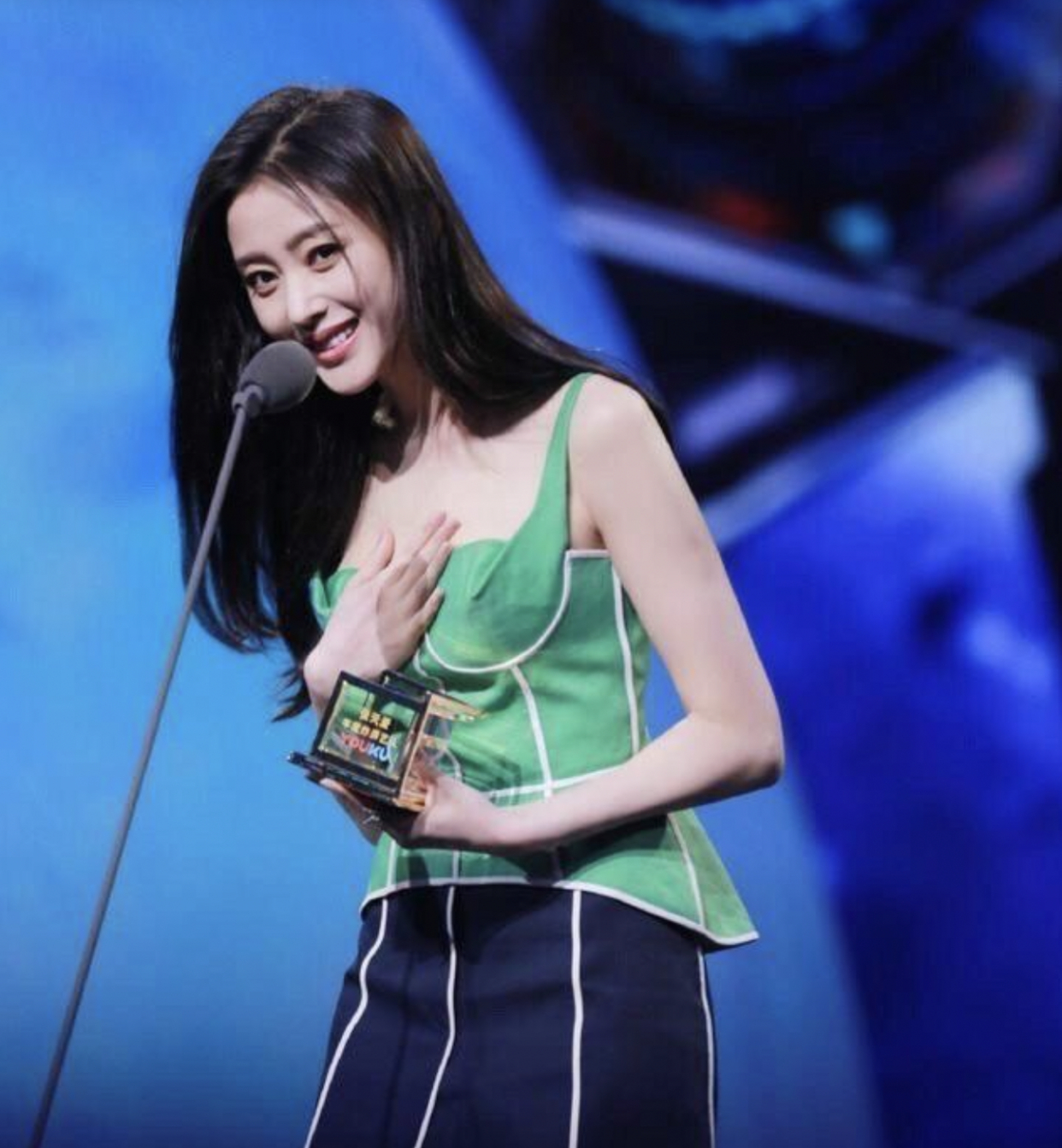 张天爱领口太大“险走光”？这3个夏天防走光神器赶快备起来